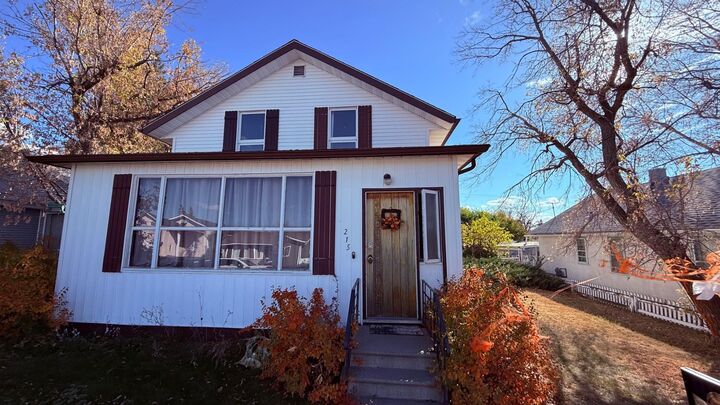 215 5 Avenue W — photo 1