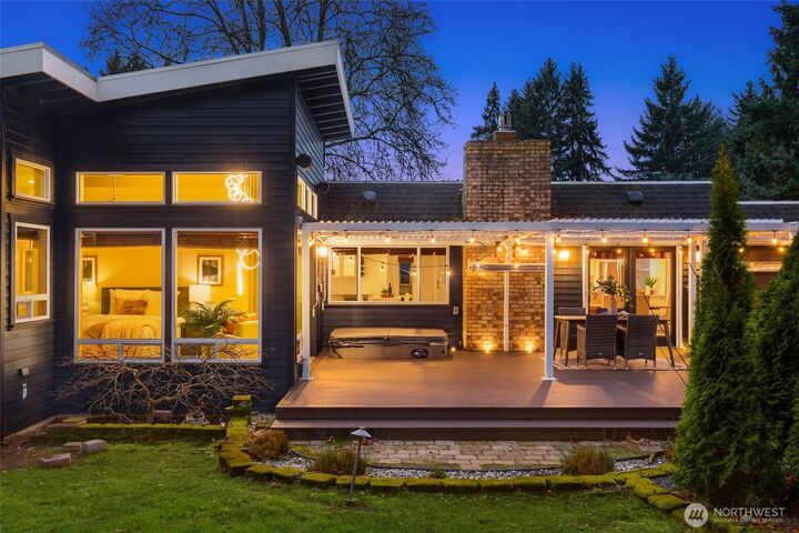 Property Photo: 20 Cascade Key WA 98006