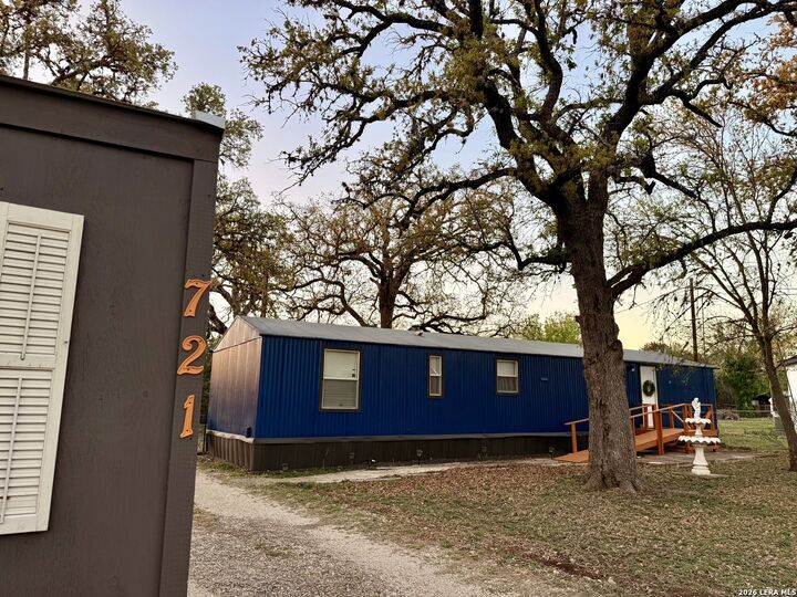Property Photo: 721 Oak Dr TX 78003