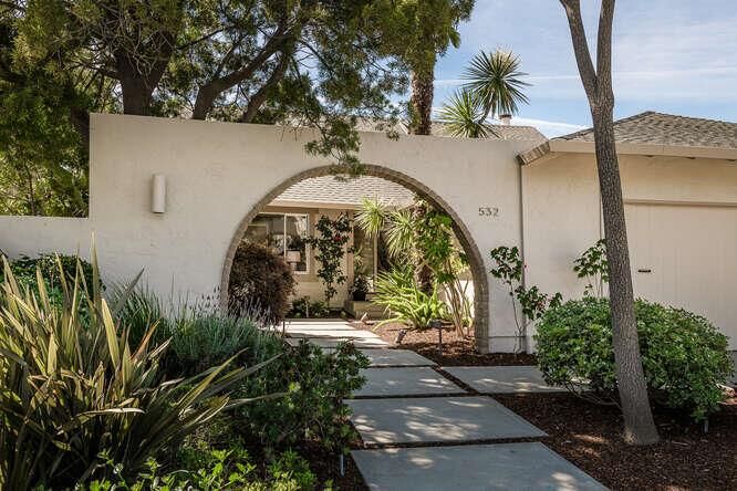 Property Photo:  532 Anchor Circle  CA 94065 