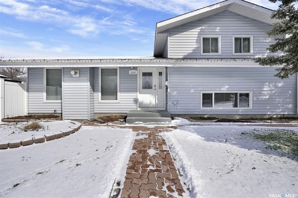 Property Photo:  3202 9th Avenue N  SK S4R 8C9 
