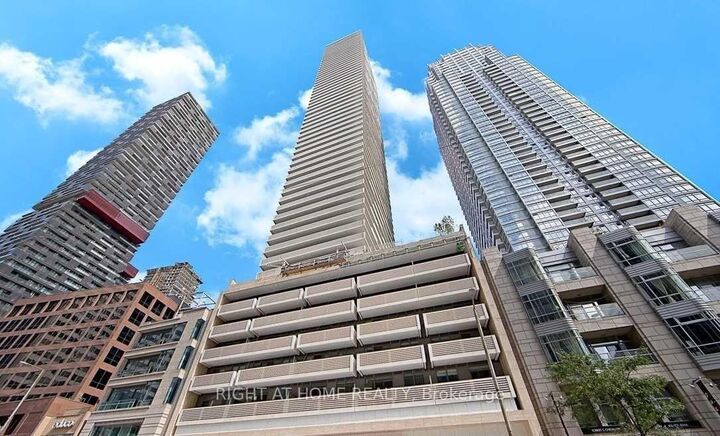 2221 Yonge Street 1706 — photo 1