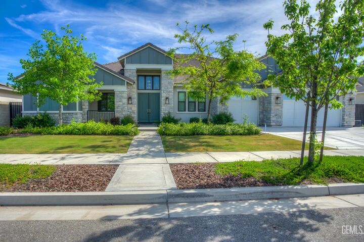 Property Photo:  3702 Marian Way  CA 93311 