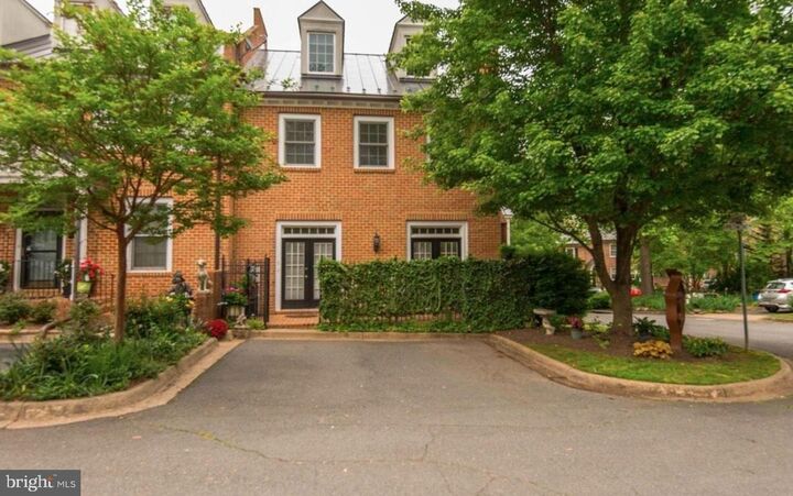 Property Photo: 5 Piedmont Drive VA 20117