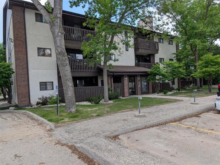 Property Photo:  28 Novavista Drive  MB R2N 1V4 