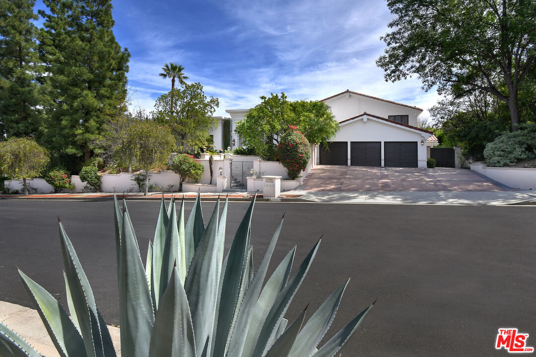 Property Photo:  3848 Alonzo Ave  CA 91316 