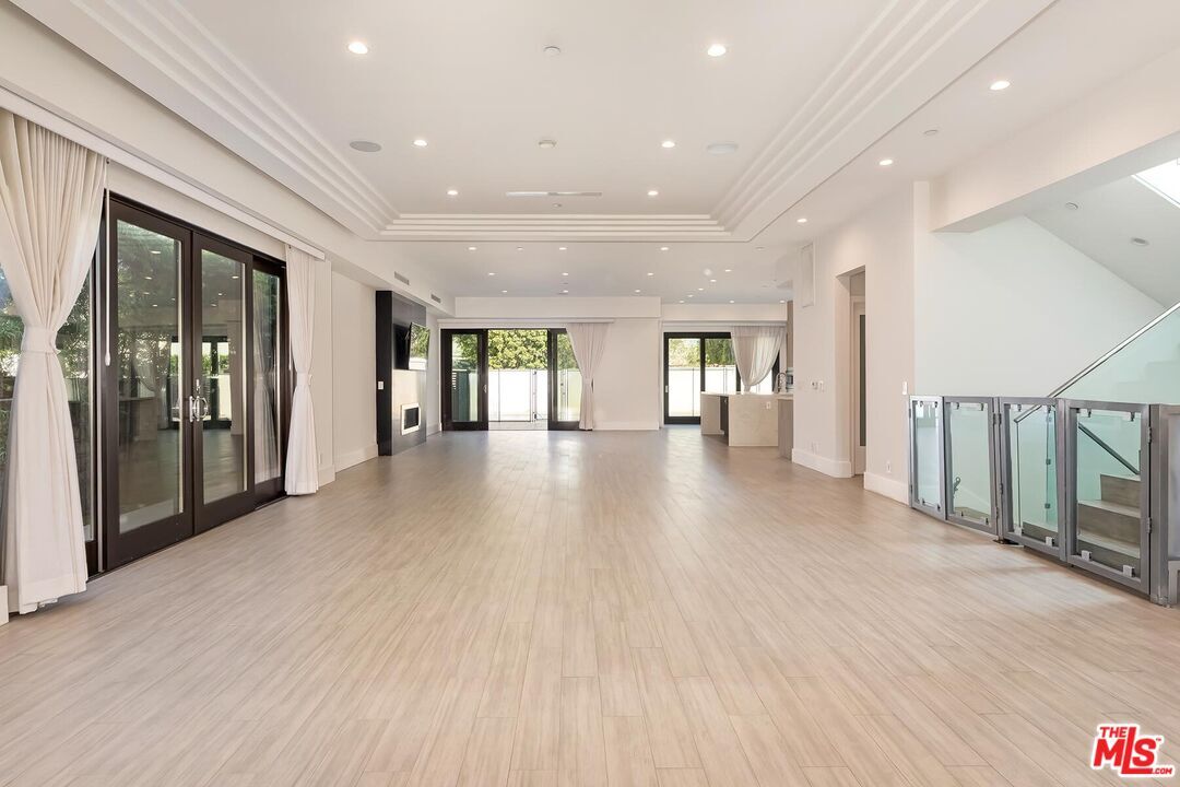 Property Photo:  312 S Palm Dr  CA 90212 