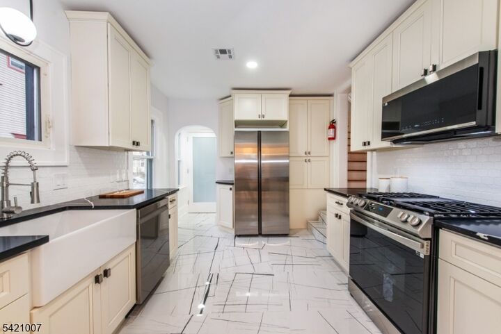 Property Photo:  104 Reynolds Pl  NJ 07079 