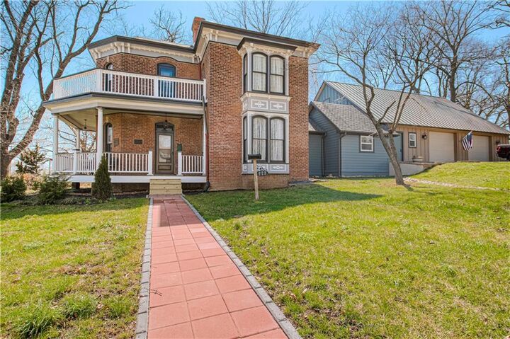 Property Photo:  225 Groom Street  MO 64068 