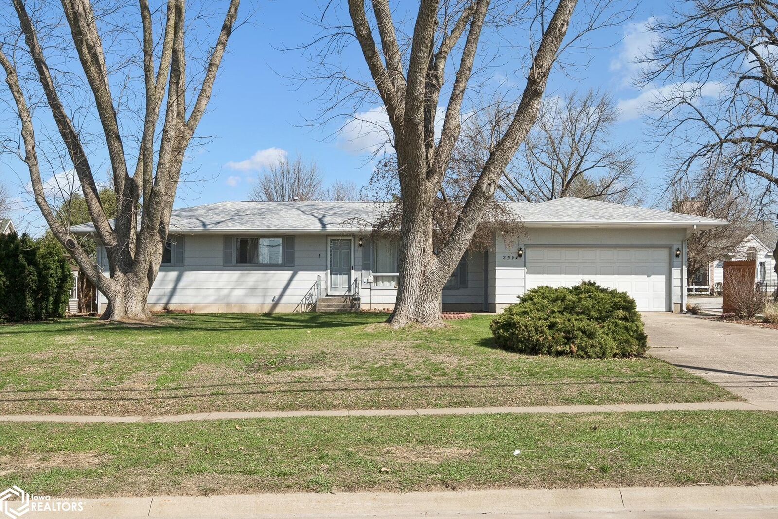 Property Photo:  2504 Sunnyside Avenue  IA 52601 