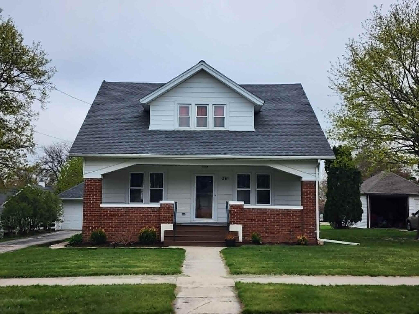 Property Photo:  318 Forest Ave  WI 53040 