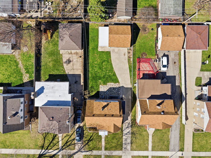 Property Photo: 1946 Portsmouth Avenue IL 60154
