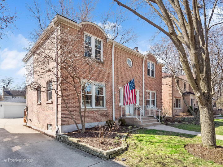 Property Photo: 838 N Kensington Avenue IL 60526