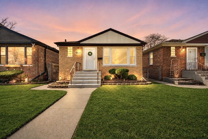 Property Photo:  10552 S Troy Street  IL 60655 