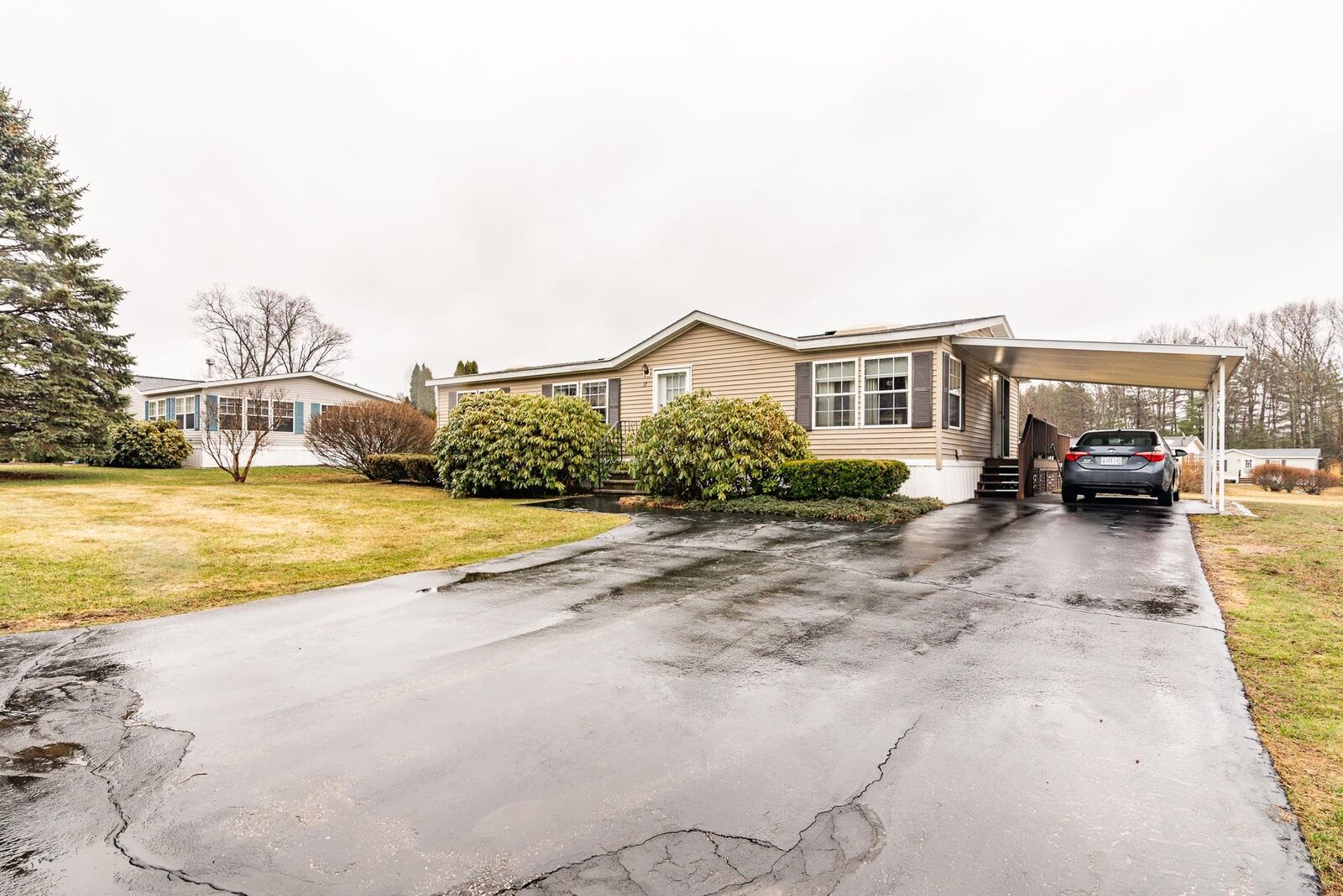 Property Photo:  17 Constitution Way  NH 03820 