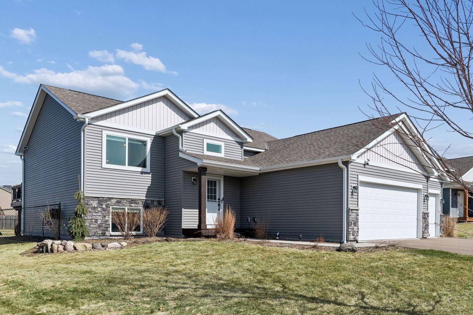 Property Photo:  940 Lakewood Trail  MN 55397 
