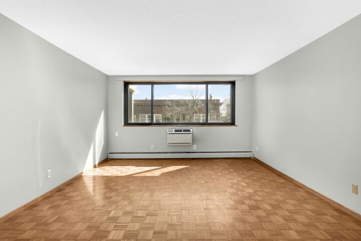 Property Photo:  1912 Dupont Avenue S 405  MN 55403 