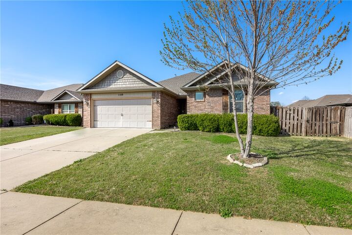 Property Photo:  1109 W Cunningham Avenue  AR 72758 