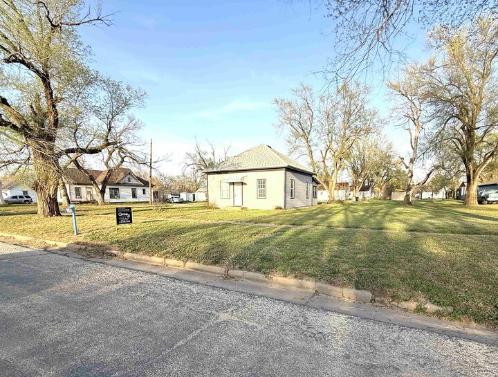 Property Photo:  401 S Lincoln Ave  KS 67003 