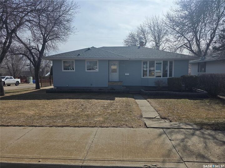 Property Photo:  1902 1st Street  SK S4A 0J1 
