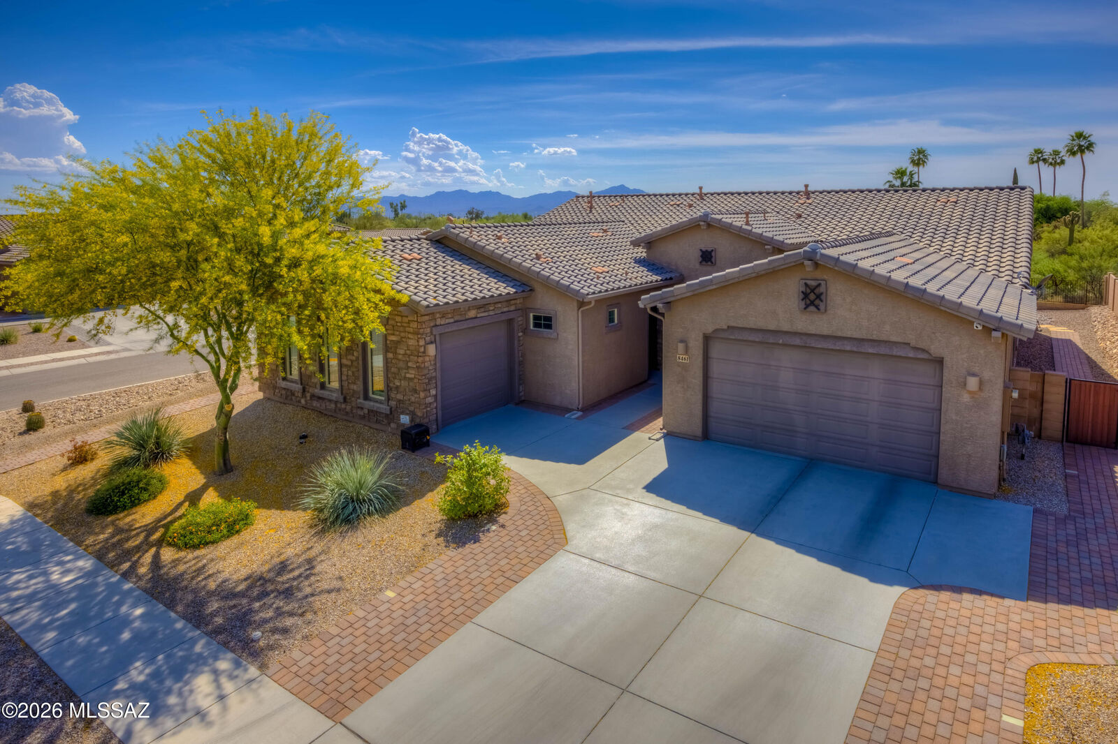 Property Photo: 8461 N Gallant Fox Drive AZ 85704
