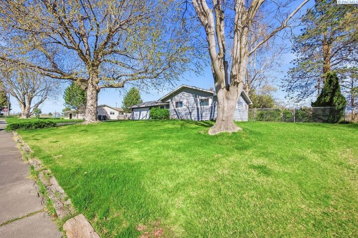 Property Photo:  716 W 12th St  WA 99320 