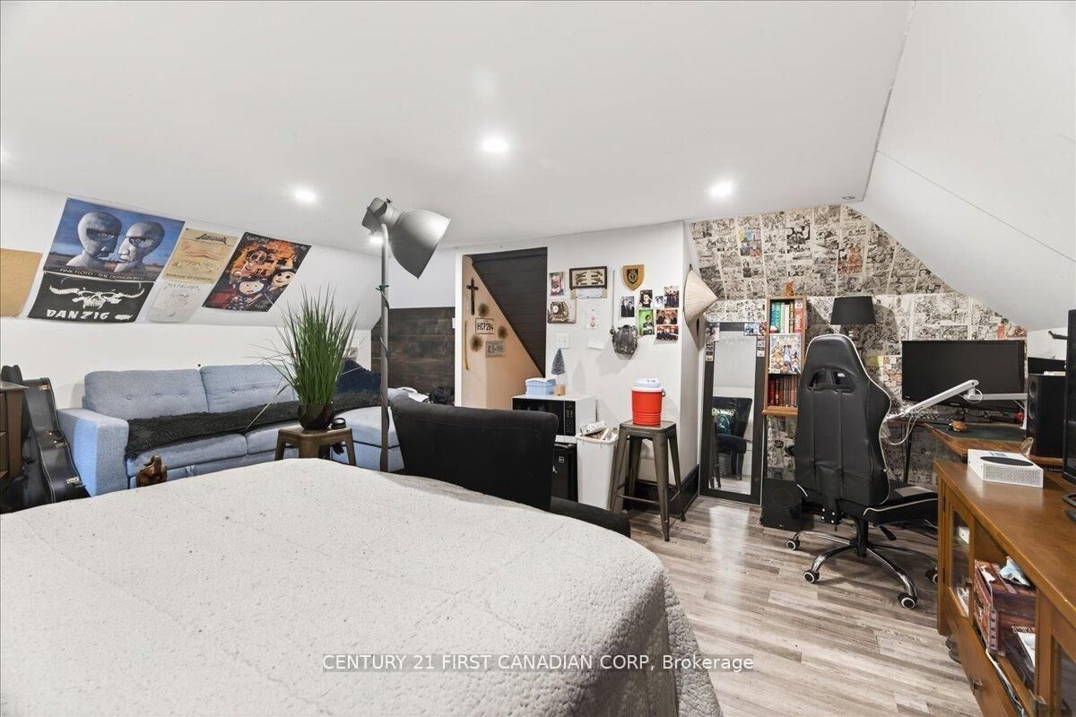 Property Photo:  18 Colborne Street  ON N7G 2L9 