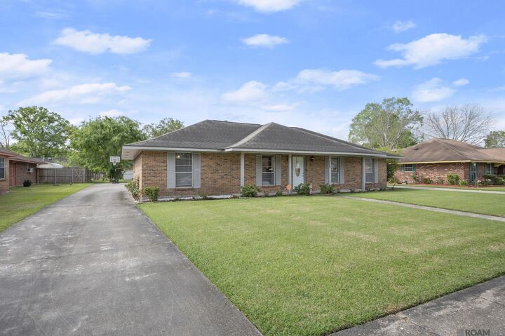 Property Photo:  1123 E Greenbriar St  LA 70737 