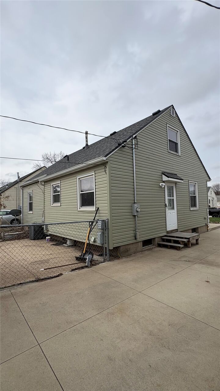 Property Photo:  1421 9th St  IA 52405 
