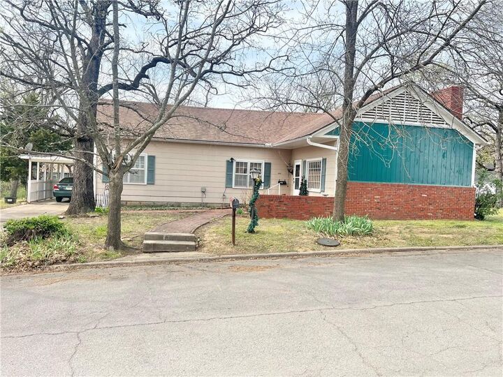 Property Photo:  1015 N 2nd Street  KS 67301 