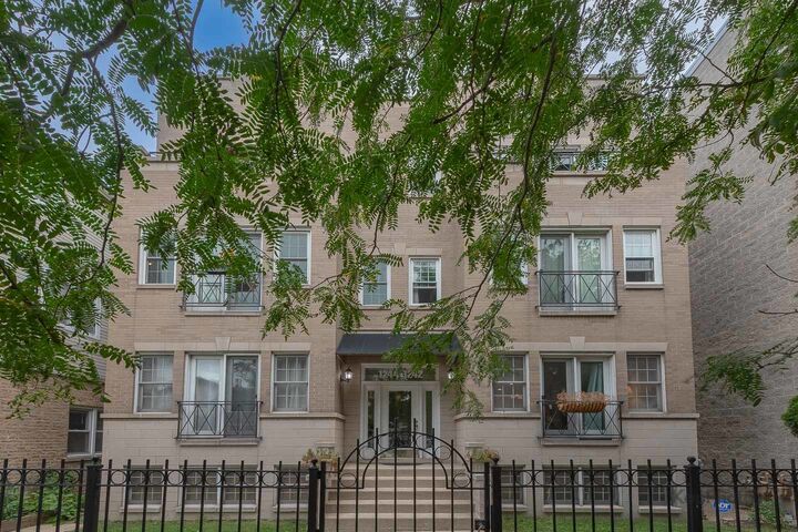 Property Photo:  1242 W Ohio Street 1E  IL 60642 