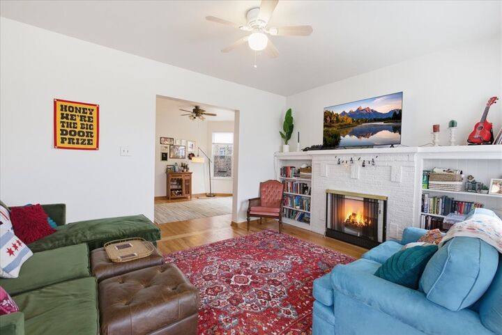 Property Photo:  2318 W Addison Street  IL 60618 