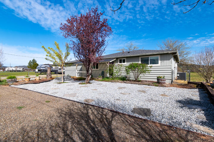 Property Photo:  245 Highway 234  OR 97524 