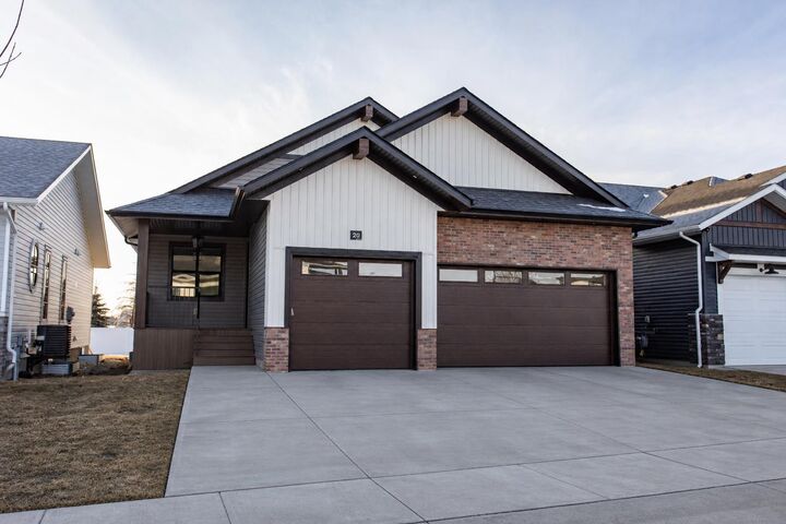 20 Emmett Crescent — photo 1