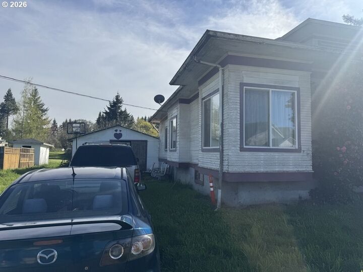 Property Photo:  211 Church St  OR 97101 