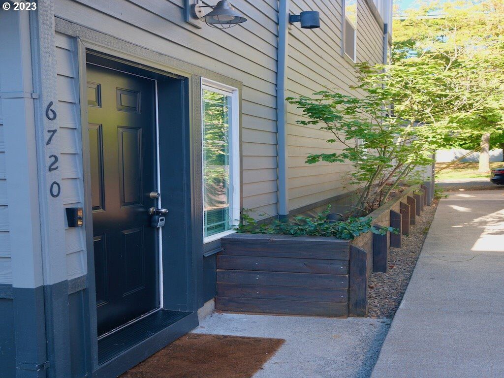 Property Photo:  6720 N Pittsburg Ave  OR 97203 