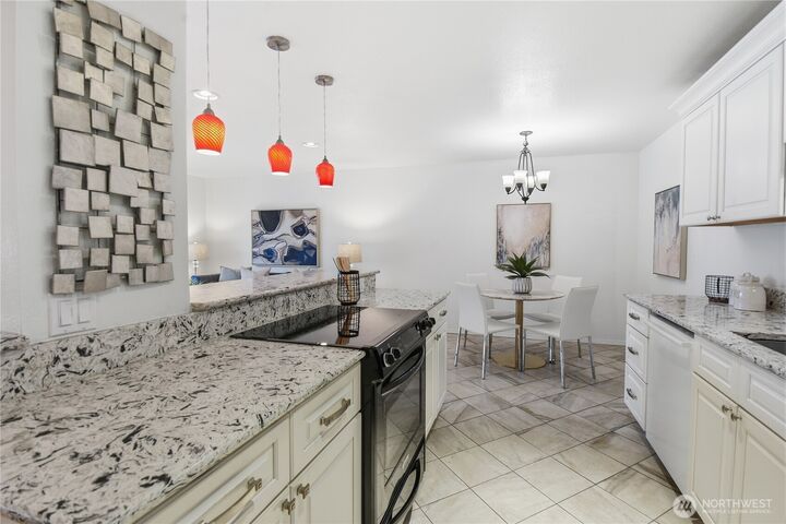 Property Photo:  5021  Ripley Lane N 101  WA 98056 