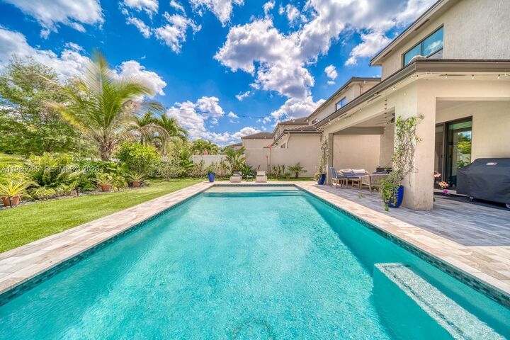 Property Photo: 6114 Yerba Buena Ct FL 33467