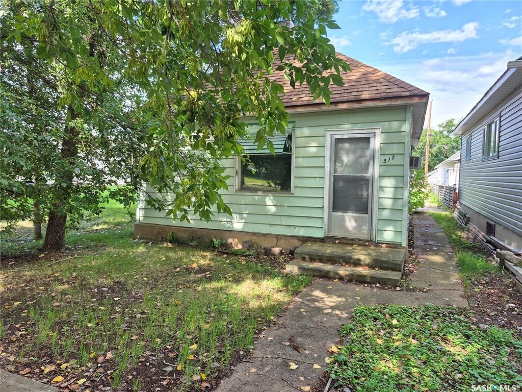 Property Photo:  517 Beckwell Avenue  SK S0C 2G0 
