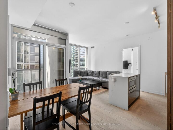 Property Photo: 1 Yorkville Avenue 905 ON M4W 1L1