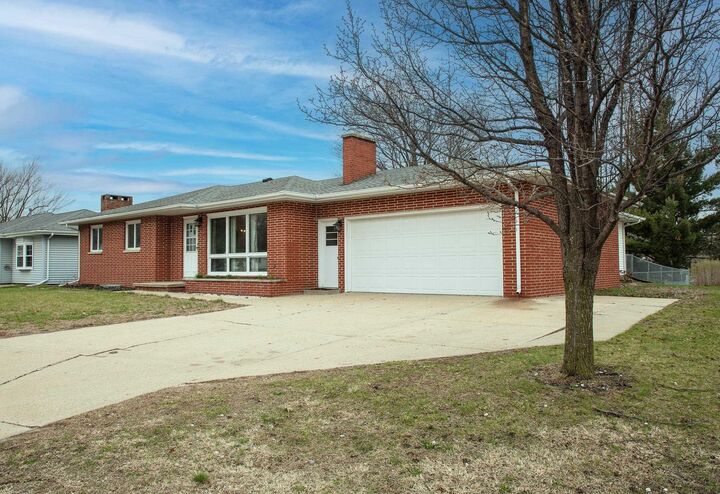 Property Photo:  107 Crestwood Ave  IA 50677 