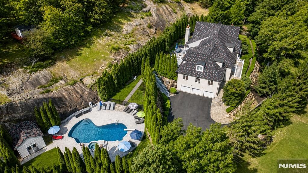 Property Photo:  49 Cherokee Court  NJ 07871 