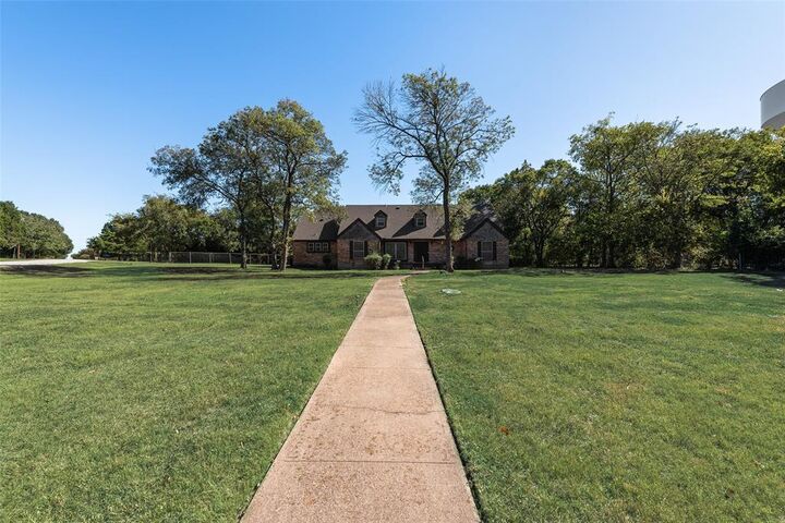 Property Photo:  102 S Royal Oak Drive  TX 75116 