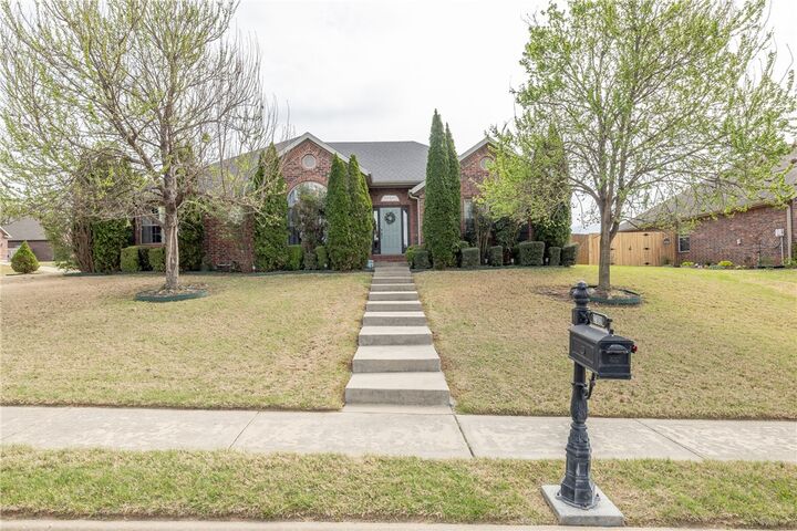 Property Photo:  2001 Quinlan Avenue  AR 72745 