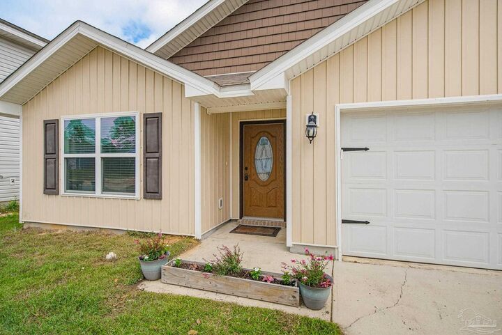 Property Photo:  5768 Blackhorse Cir  FL 32526 