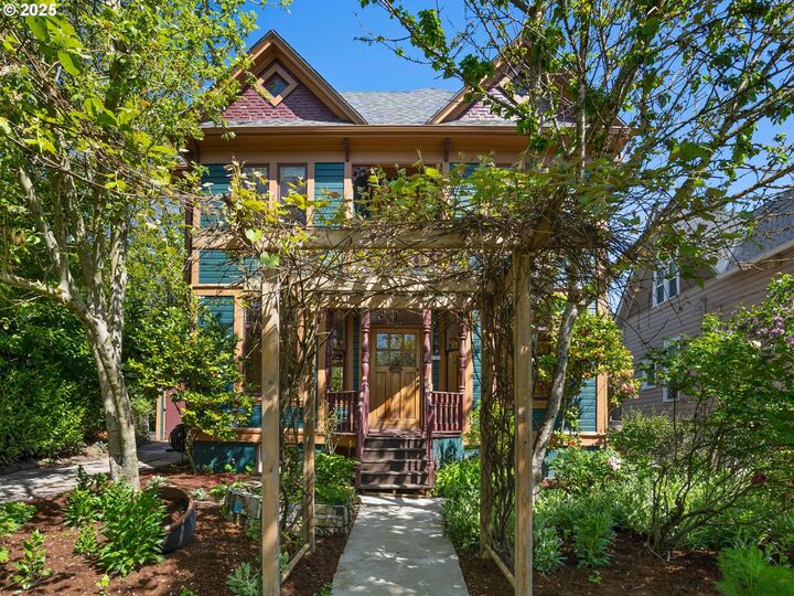 Property Photo:  131 NE Tillamook St  OR 97212 