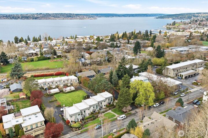 Property Photo:  6527  106th Avenue NE 10  WA 98033 