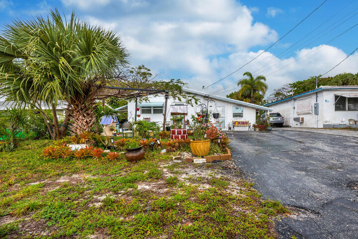 Property Photo: 7111 Washington Avenue FL 33462