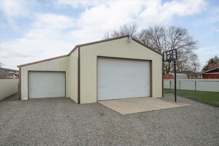 Property Photo: 1214 S Progress Rd WA 99037