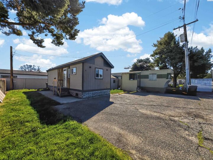 Property Photo:  8 Royalty Lane  WA 99353 